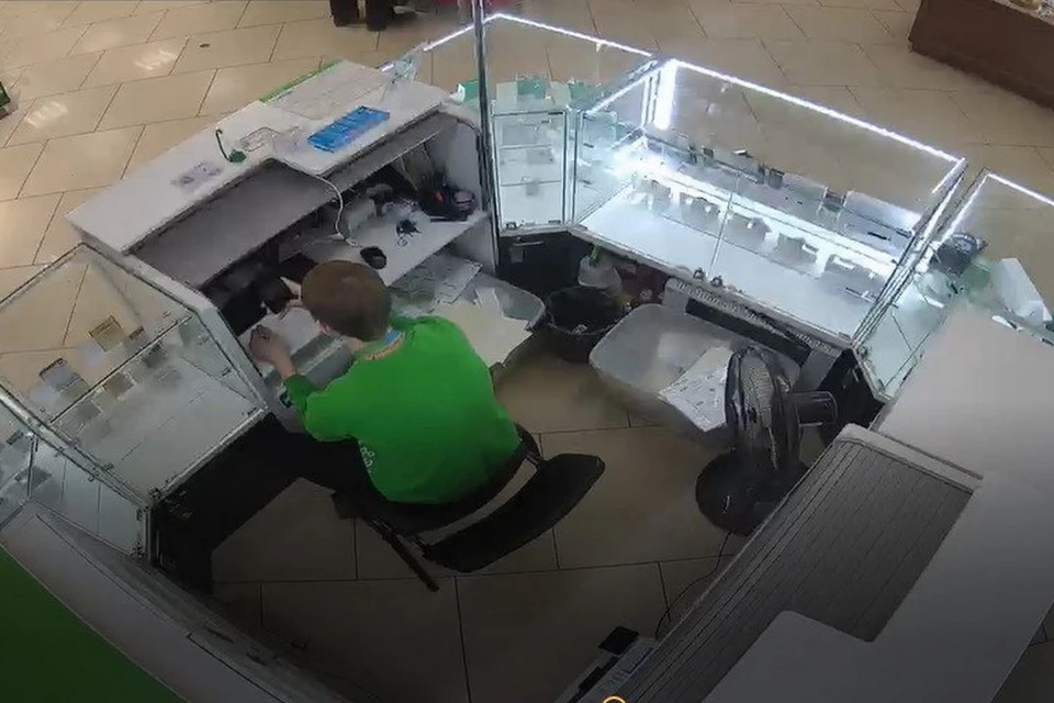 18-летний новосибирец сливал персональные данные абонентов оператора сотовой связи. Фото: УФСБ России по Новосибирской области