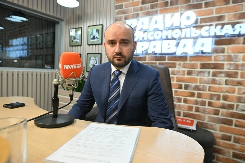 Губернатор вручил паспорта школьникам
