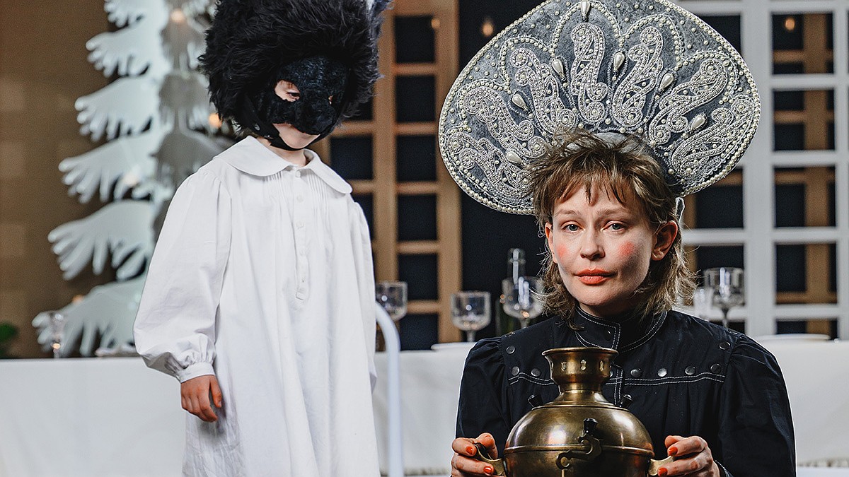 Транссексуал Бейли Джей Пискалардың суреттерін көрсету