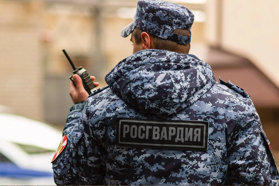 Сотрудники Росгвардии оказали помощь ударившемуся головой самокатчику в Москве