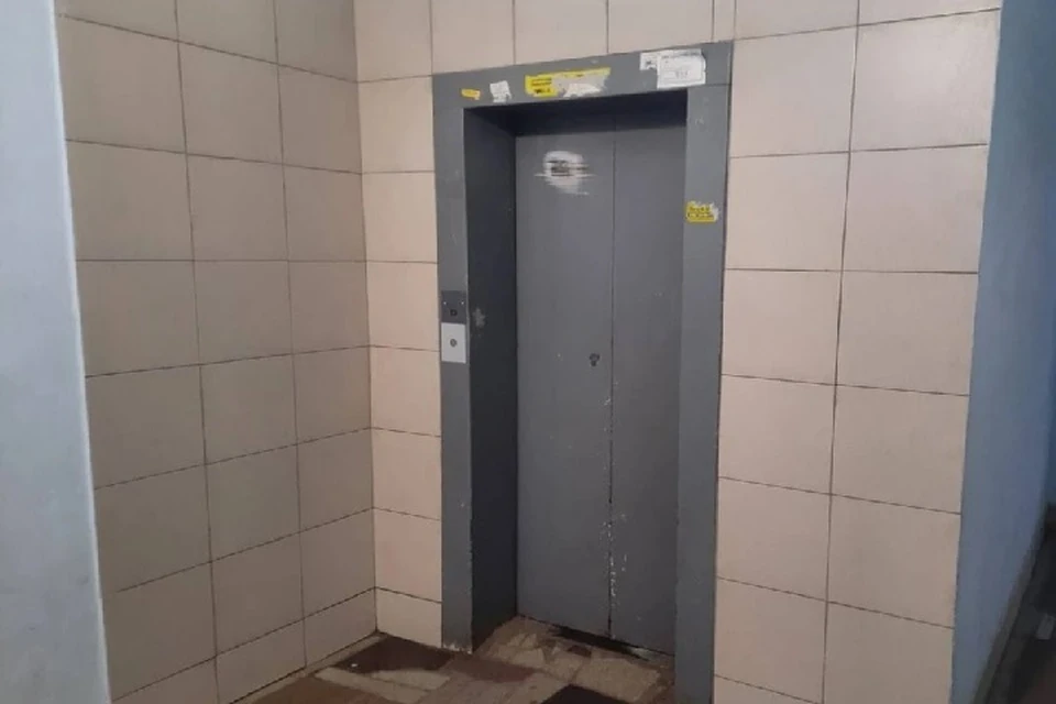 Дверь лифта удалось разблокировать аварийным службам.