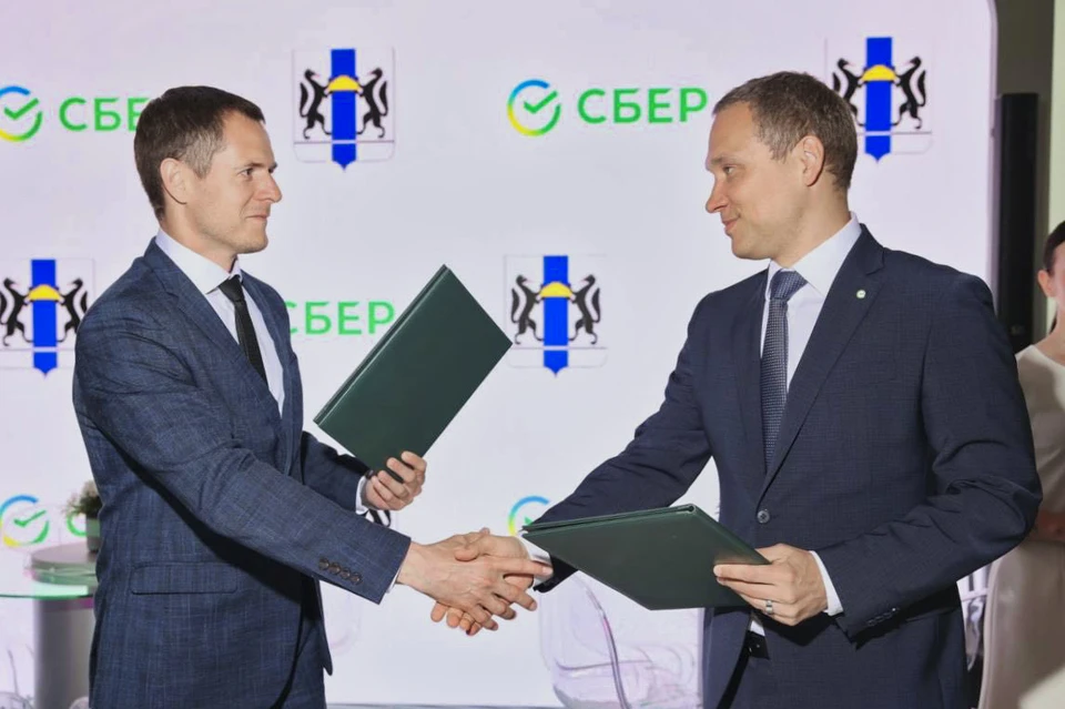 Заместитель Председателя Правления Сбербанка Тарас Скворцов и Министр цифрового развития и связи Новосибирской области Сергей Цукарь. Фото: Пресс-служба ПАО Сбербанк