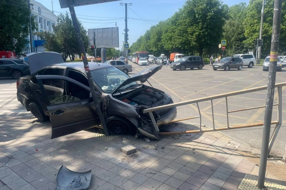 Легковушка врезалась в ограждение Фото: пресс-служба УМВД по Краснодару