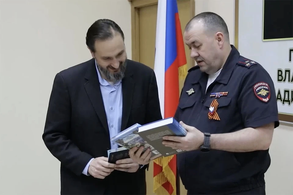 В Нижнем Новгороде полицейские вручили разрешения на временное проживание в Российской Федерации 14-ти иностранным гражданам.