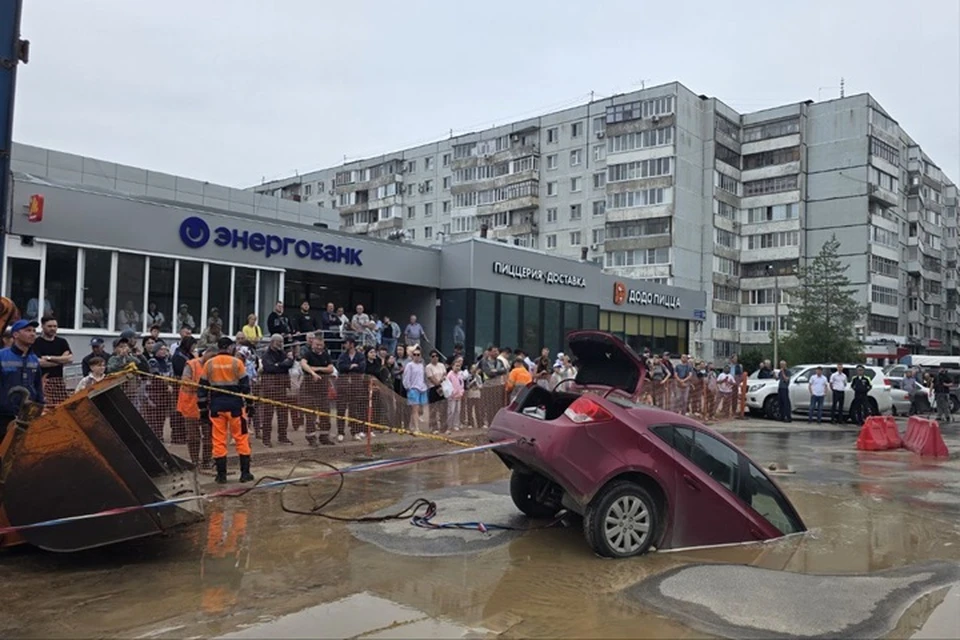 Спустя несколько часов, угодившую в яму машину, удалось вытащить. Фото: МУП «Водоканал»
