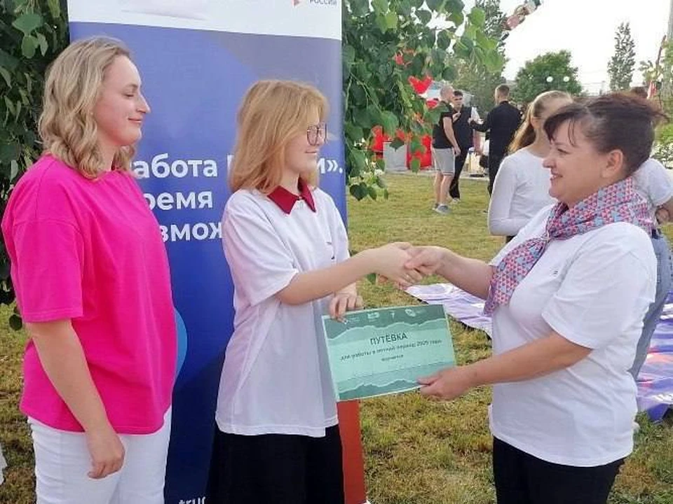 Более 400 ребят начали работать по направлению кадровых центров.