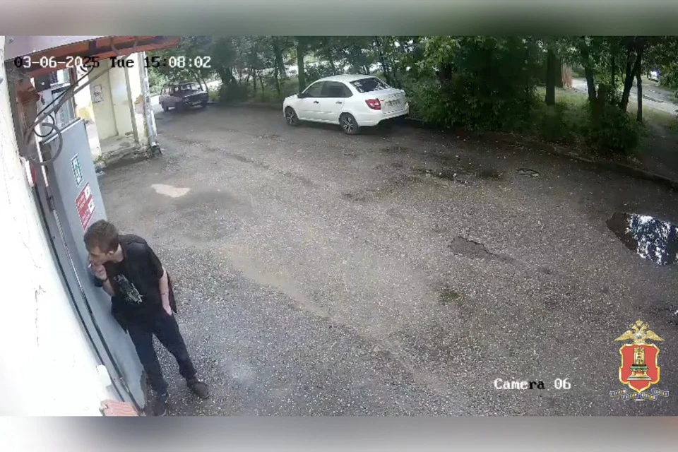 Оставленную в раздевалке спортивную сумку с деньгами и вещами унес ранее судимый молодой человек. Фото: МВД Тверской области.