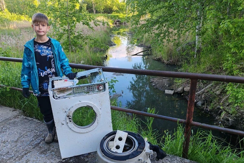 Отец с сыном вытащили из заводи стиральную машину и другой мусор. Фото: минприроды НСО