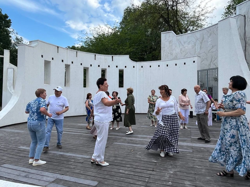 В ростовском парке устроили «серебряную» дискотеку.