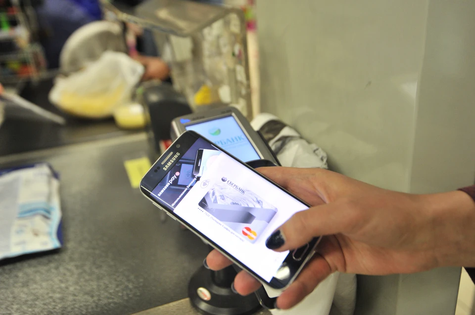 Пока самыми популярными из альтернативных способов остаются оплата QR-кодом и смартфонами