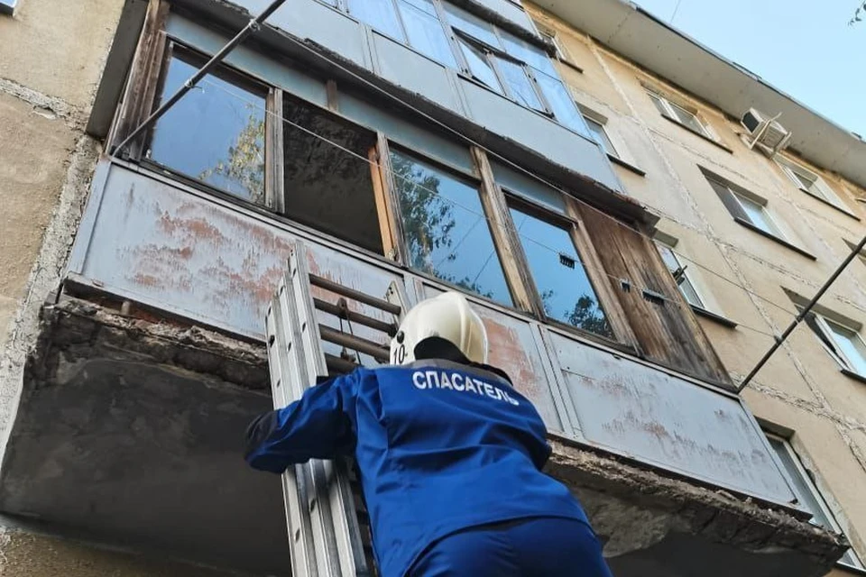 На место прибыли сотрудники аварийно-спасательной службы города. Они проникли в квартиру через балкон.