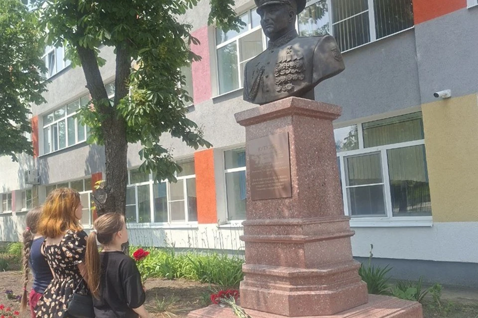 В Мариуполе почтили память генерал-лейтенанта Романа Кутузова. Фото: ТГ/Моргун