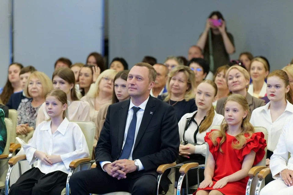 Губернатор отметил, что стипендии - еще одно признание огромного труда ребят, их целеустремленности и желания делать мир лучше своим творчеством