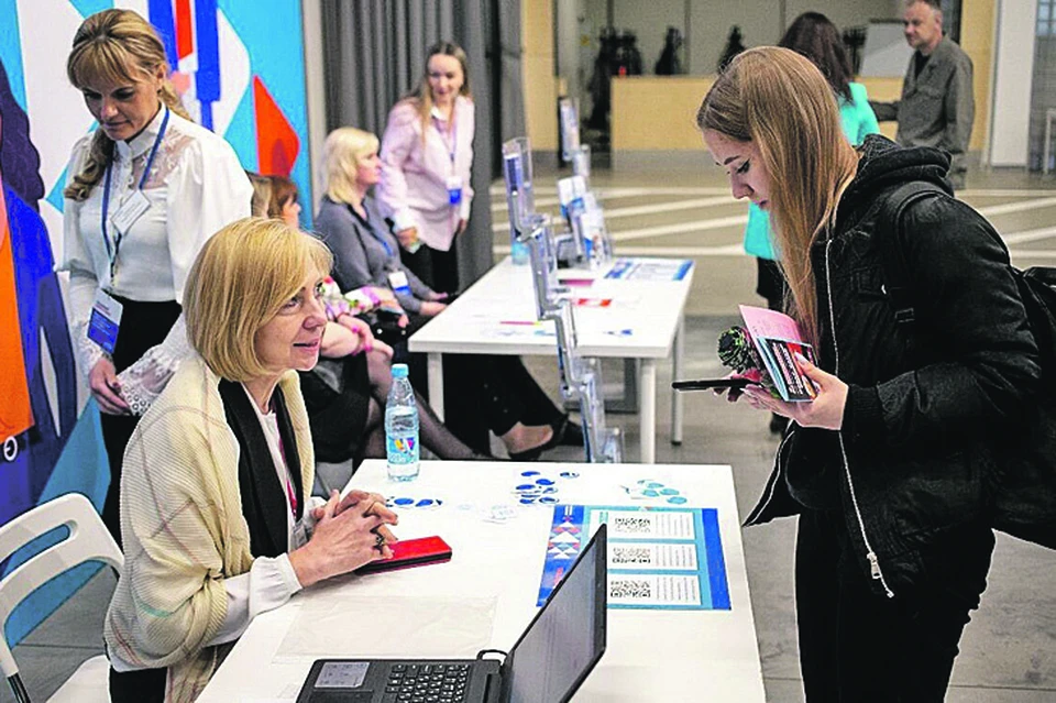 С предложениями работодателей можно ознакомиться в центрах занятости и на ярмарках вакансий.