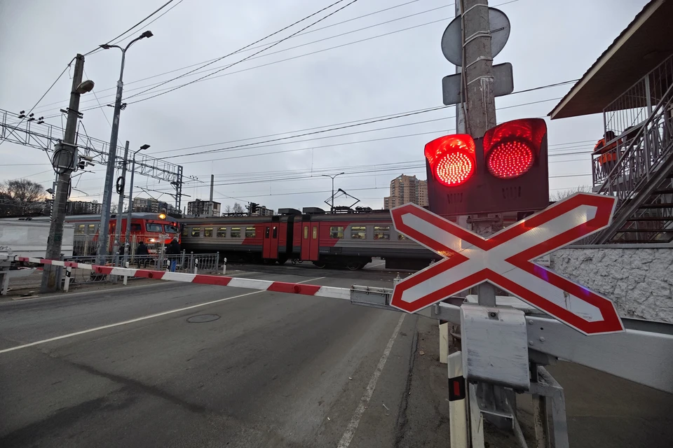 В ЮУЖД назвали причину закрытия переезда.