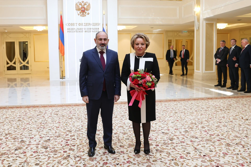 Беседа Матвиенко и Пашинян сначала проходила в формате один на один, а позже с участием делегаций