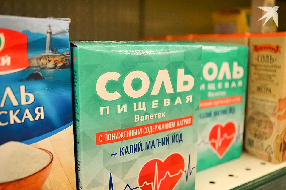 По словам врача, высокое потребление соли при гипертонии может нанести серьезный вред почкам.