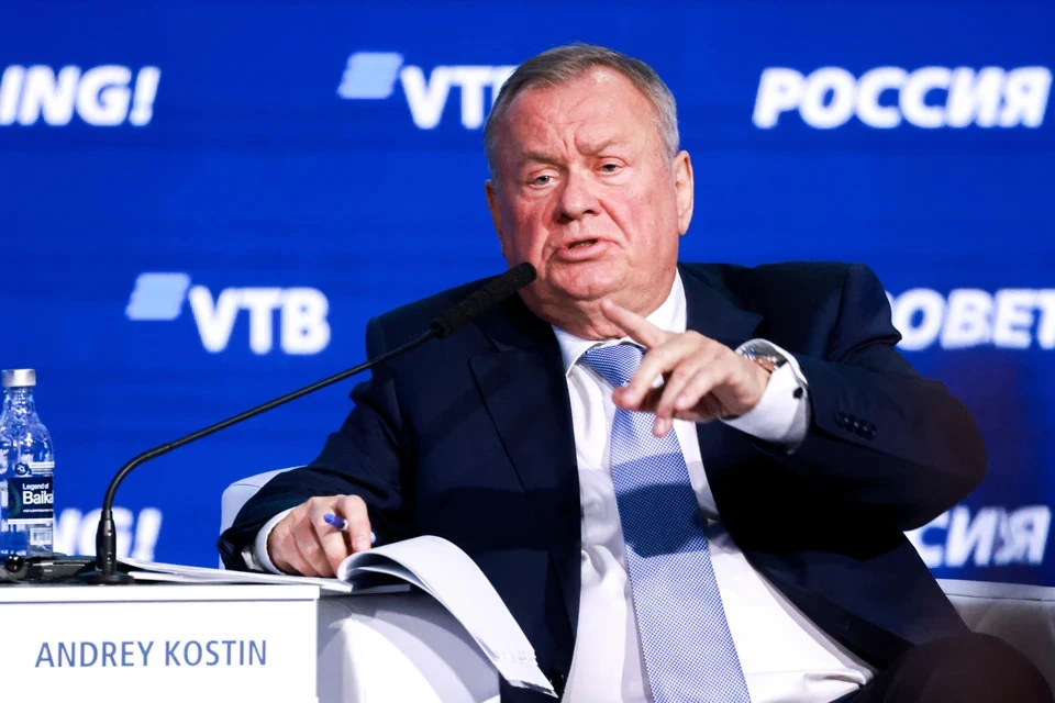 Глава ВТБ Костин поставил 10 виртуальных щелчков замглавы ЦБ Пьянову Фото: Владимир Гердо/ТАСС