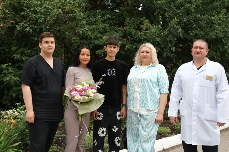 После выписки подросток с мамой навестил врачей, которые спасли ему жизнь. Фото: минздрав Самарской области