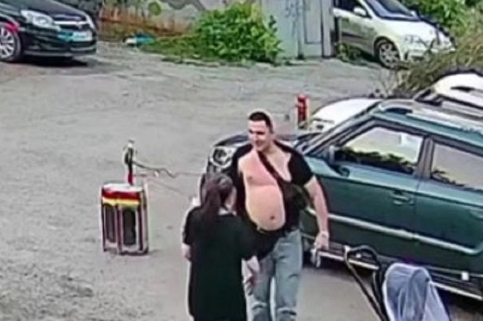 Пылкая женщина разорвала на мужчине футболку от ярости. Фото: скриншот видео