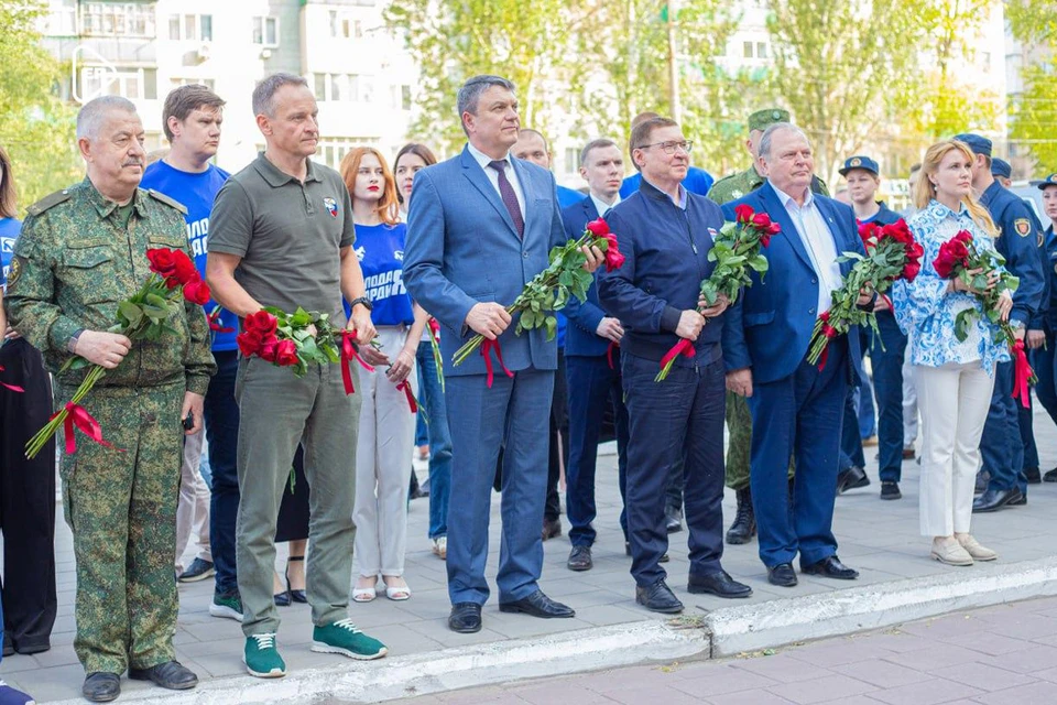 После встречи с педагогами Луганского государственного университета Владимир Якушев возложил цветы к памятнику Владимиру Далю. Фото: ER.RU.