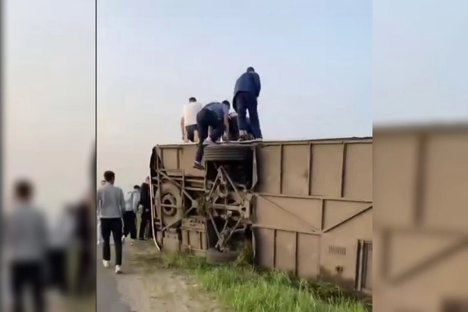 Очевидцы бросились вызволять людей из опрокинутого автобуса