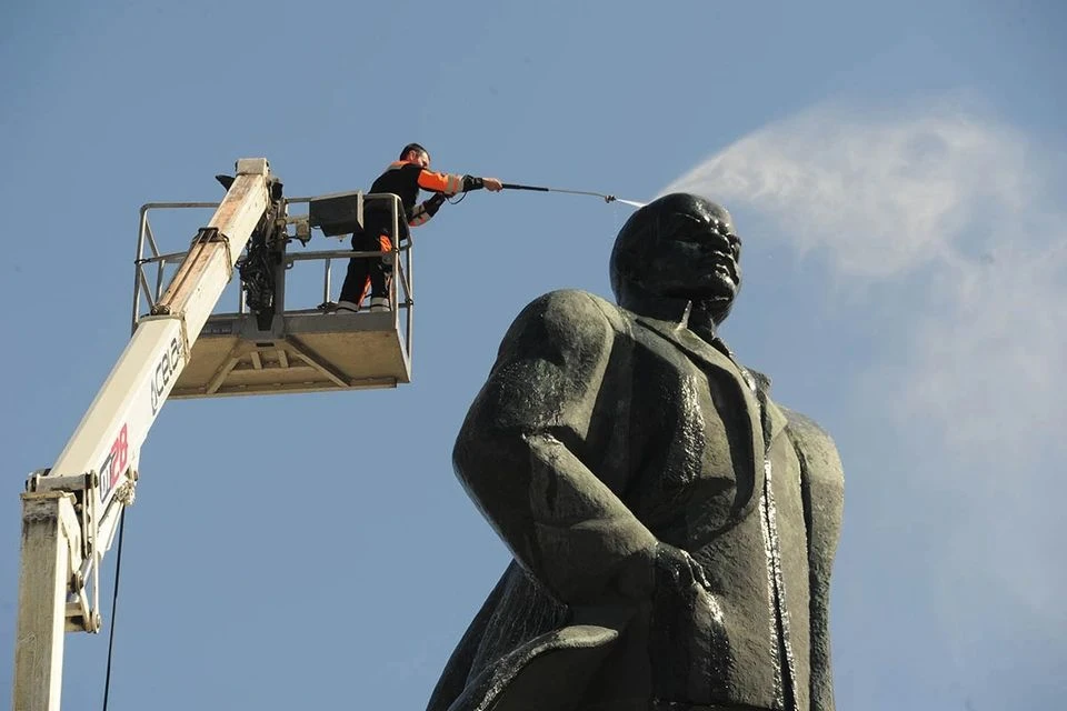 В Киргизии снесли 25-метровый памятник Ленину: он был одним из самых высоких в мире