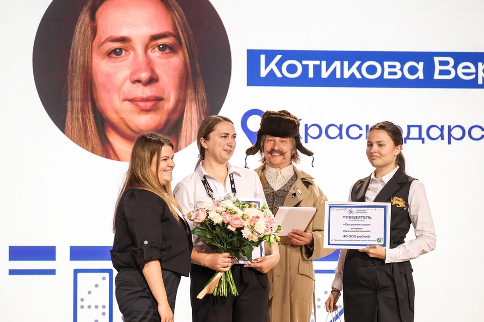 Ведущим церемонии стал актер Иван Охлобыстин, перевоплотившийся в почтальона Печкина. Фото: ER.RU.