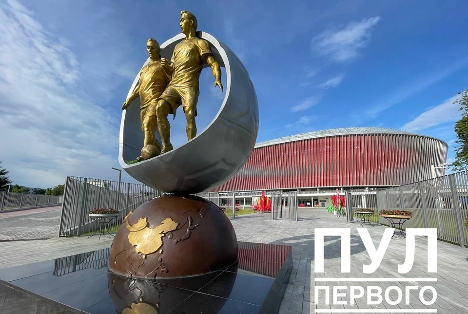 Глядя на памятник футболистам, Лукашенко сказал, где в Минске надо поставить памятник главе Китая Си Цзиньпину. Фото: телеграм-канал «Пул Первого».