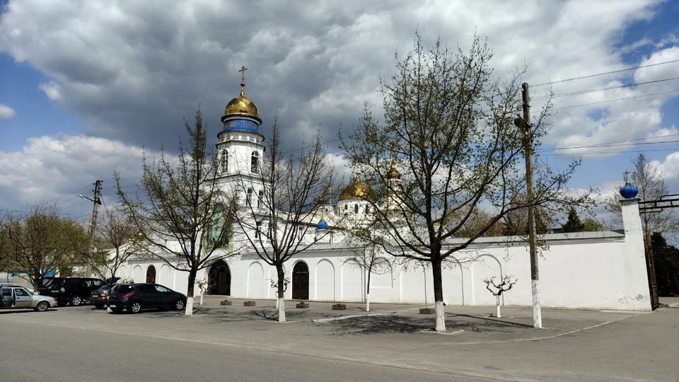 В мелитопольском монастыре прошли богослужения в честь Святой Троицы