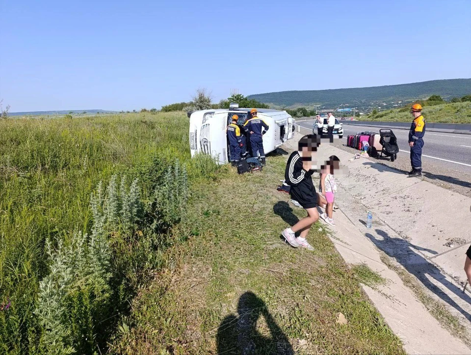 Едущий из Батуми автобус перевернулся под Ставрополем. Фото: соцсети