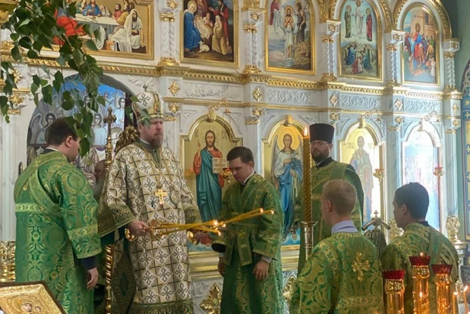 Митрополит Владимир который совершил божественную литургию, собравшую верующих под сводами церкви. Фото: t.me/volnovahaDNR