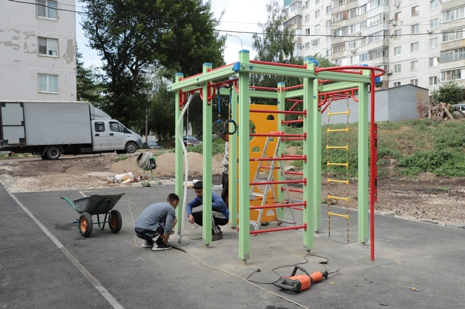 В городе продолжают благоустраивать дворовые площадки. Фото: городская администрация