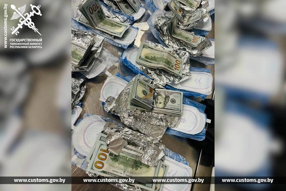 Таможня нашла в упаковках с гигиеническими средствами 22 000 долларов, спрятанные белоруской. Фото: customs.gov.by