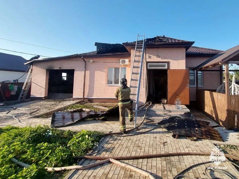 В селе Севрюково Белгородского района загорелись дом и гараж под одной кровлей. Причина пожара устанавливается.