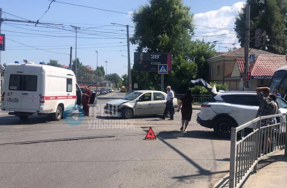 В Ульяновске на трамвайных путях случилось ДТП со скорой. ФОТО: тг-канал Треш Ульяновск