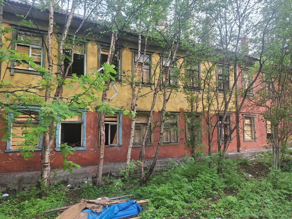В Мурманске продолжается снос аварийных деревянных домов. Фото: Сергей Скворцов