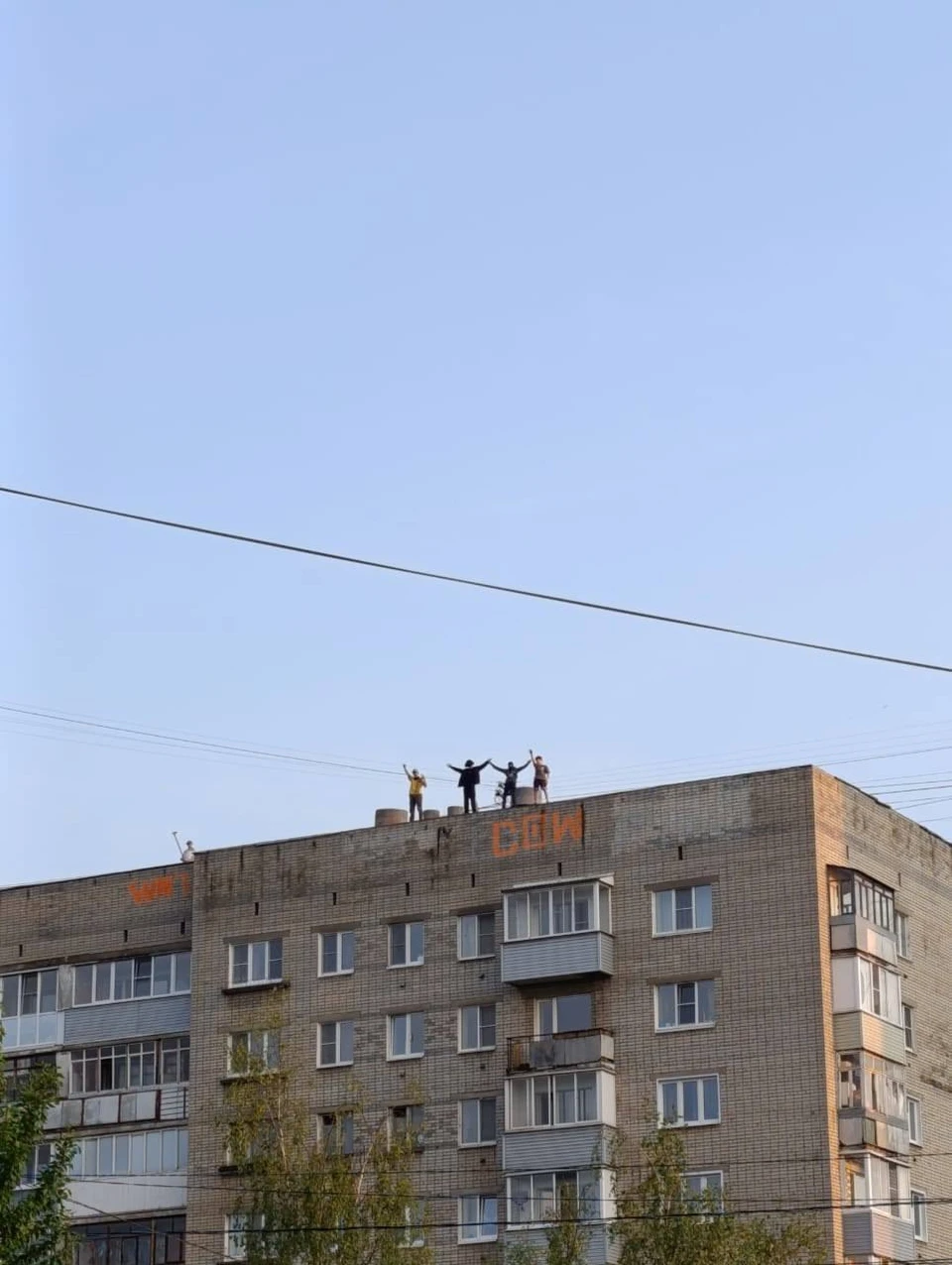 Подростки-экстремалы испортили фасад дома. Фото: инспекция административно-технического и государственного жилищного надзора Ярославской области.