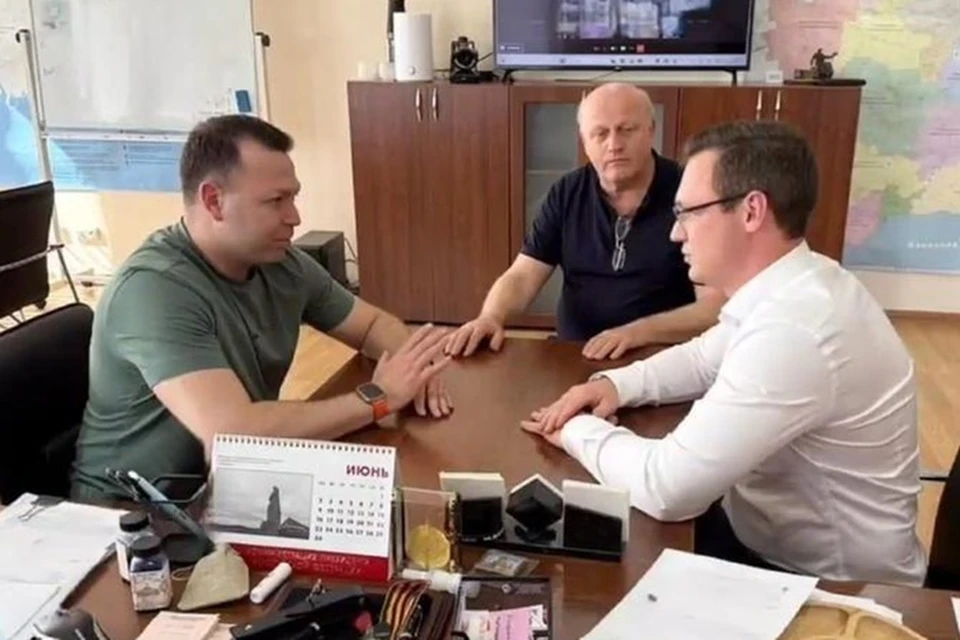 Гарцев встретился с зампредседателя правительства Ленобласти и главы Комитета по здравоохранению Ленобласти. Фото: Администрация Енакиево
