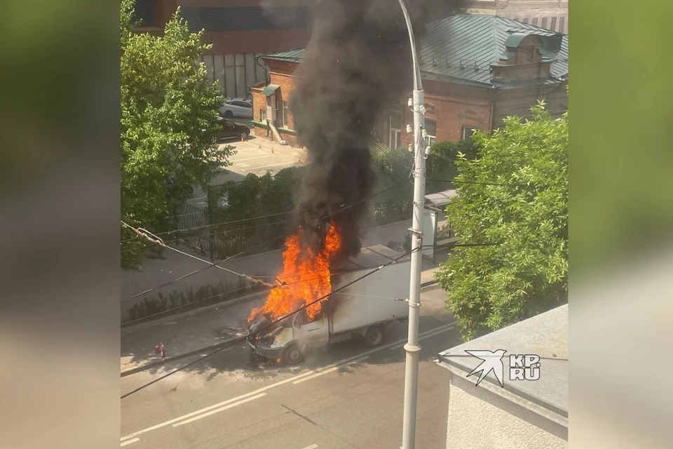 В Екатеринбурге посреди дороги загорелась «Газель». Фото: читатель «КП-Екатеринбург»
