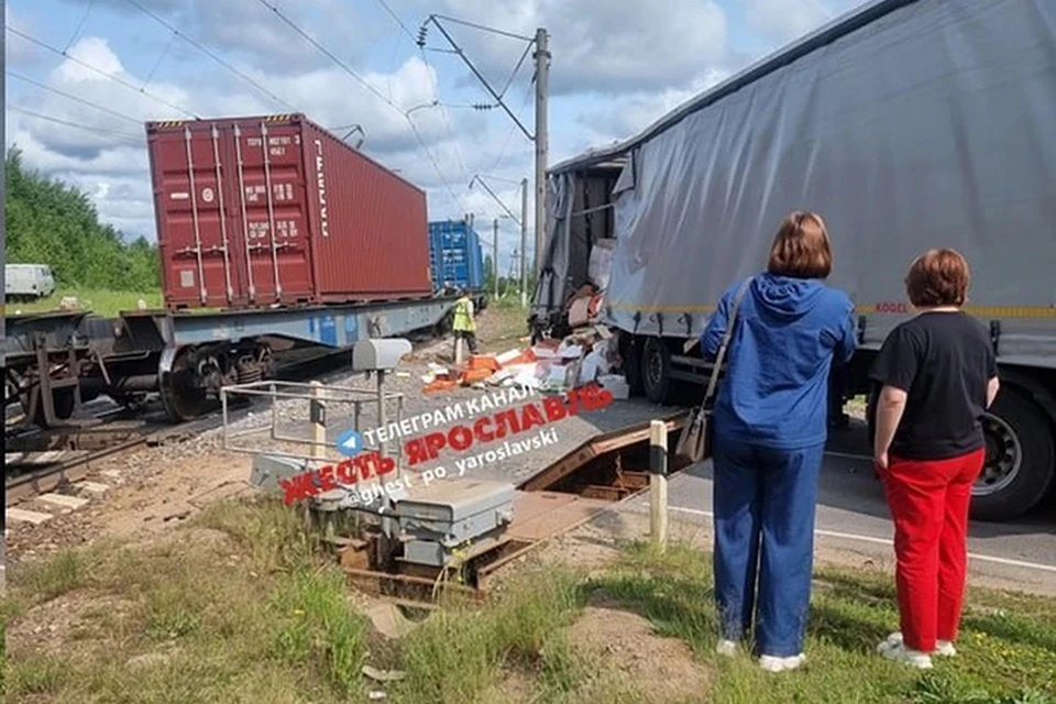 Проскочить перед поездом грузовик не успел. Фото: телеграм-канал Жесть Ярославль.