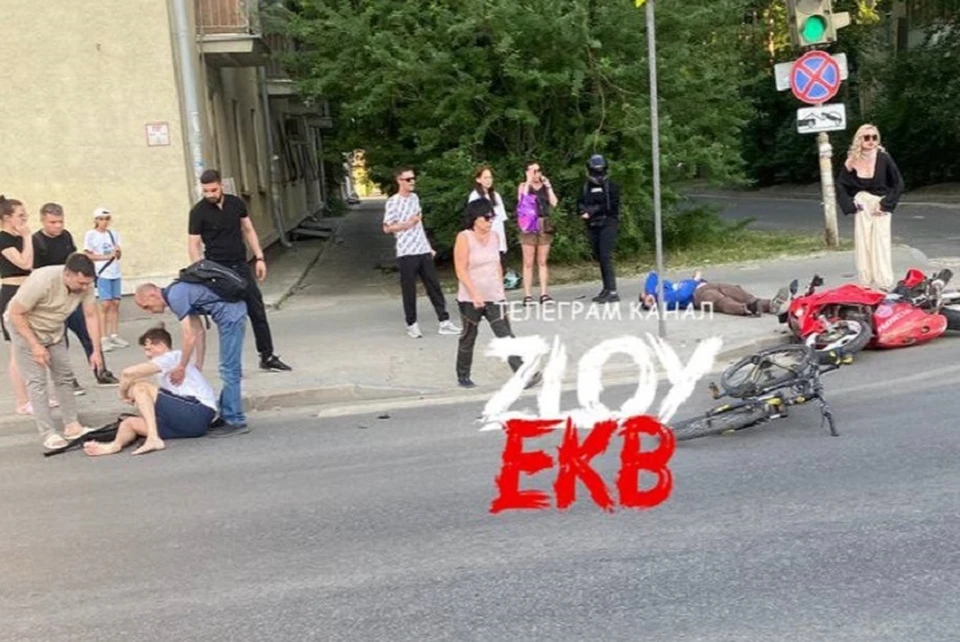ДТП произошло на улице Бакинских Комиссаров. Фото: tg-канал «Злой Екатеринбург»