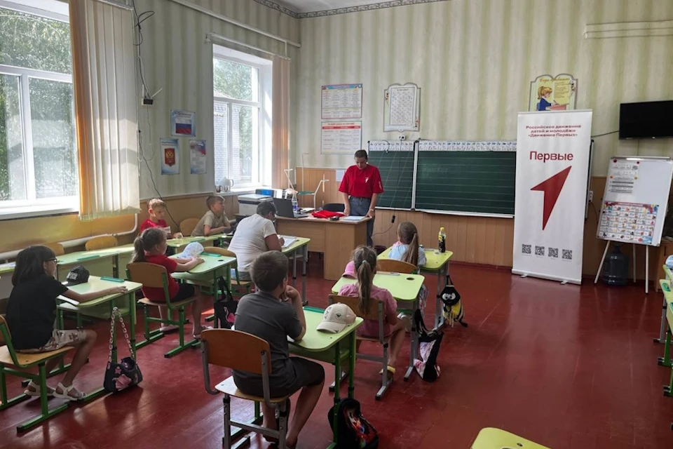 В Стрелковской школе прошла лекция о значении Дня России Фото: Движение Первых ХО