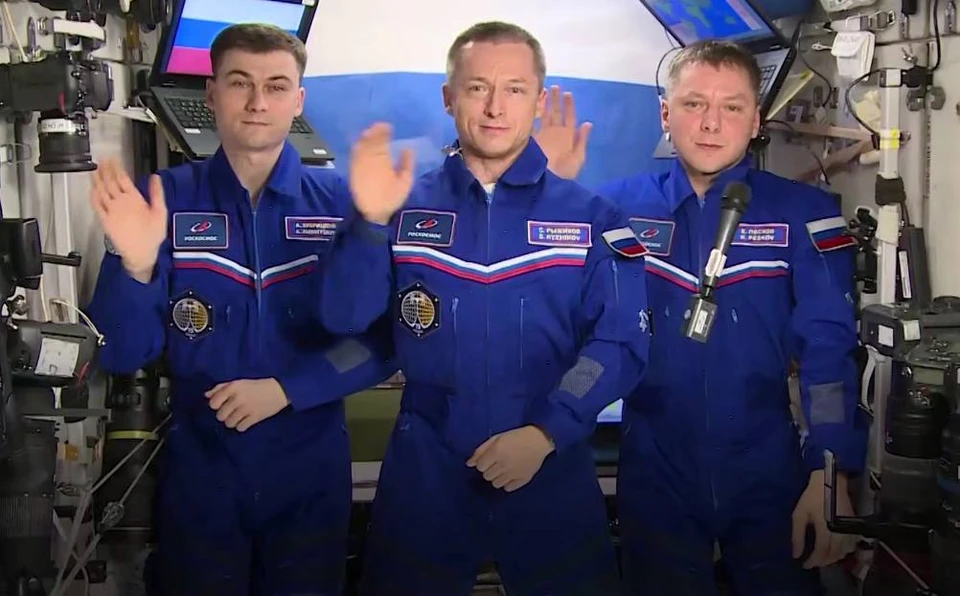 Космонавты Сергей Рыжиков, Алексей Зубрицкий и Кирилл Песков обратились к россиянам с поздравлением в честь праздника