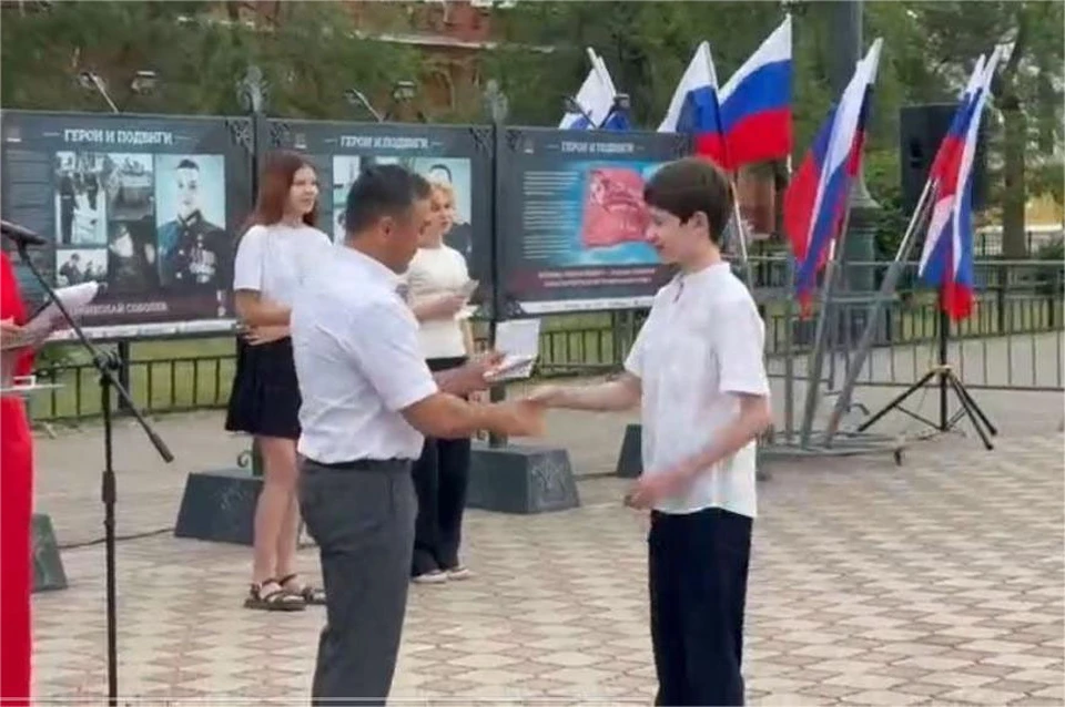 Олег Имамеев лично вручил паспорта подросткам. Фото: администрация Благовещенска.