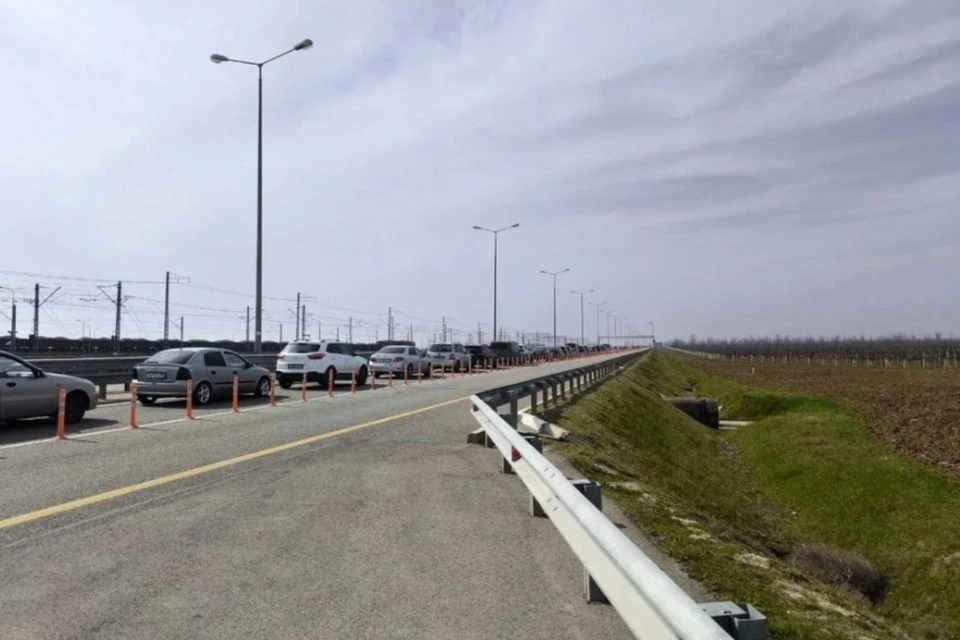 720 автомобилей скопилось у Крымского моста утром 12 июня