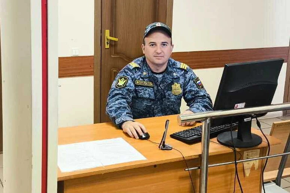 ПРистав пришел на помощь девушке