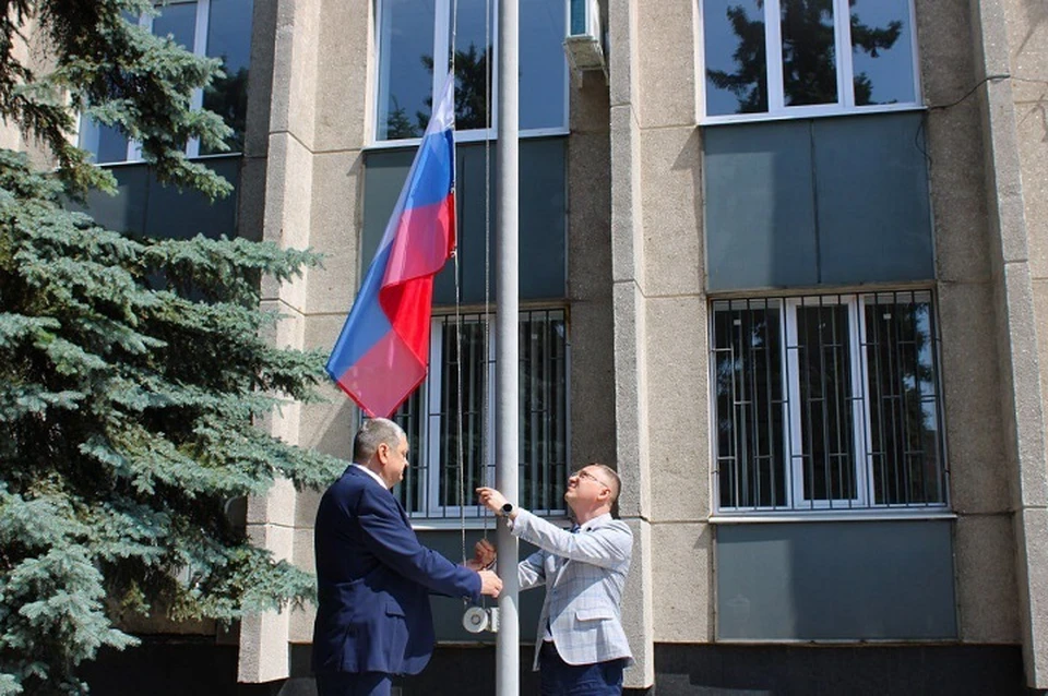 В Горловке День России отметили торжественным поднятием флага. Фото: ТГ/Приходько