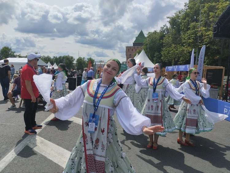 Танцевали, писали иероглифы и учились профайлингу: как нижегородцы отметили День России 2025