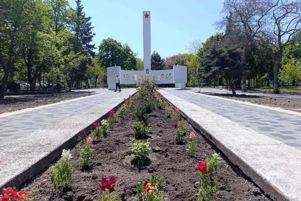В Геническе завершилось благоустройство Сквера Воинской славы Фото: ЕР